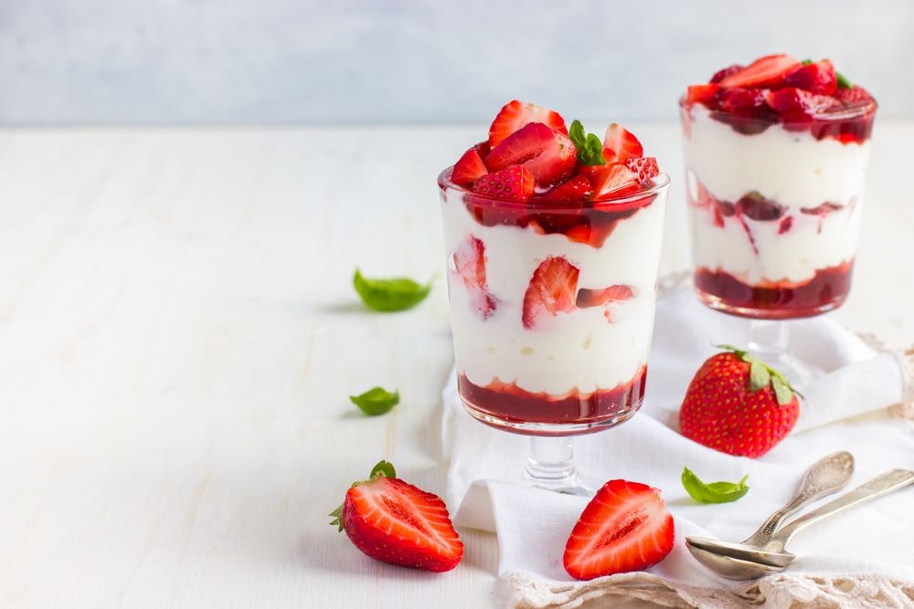 Creamy dessert with berries and low carbs