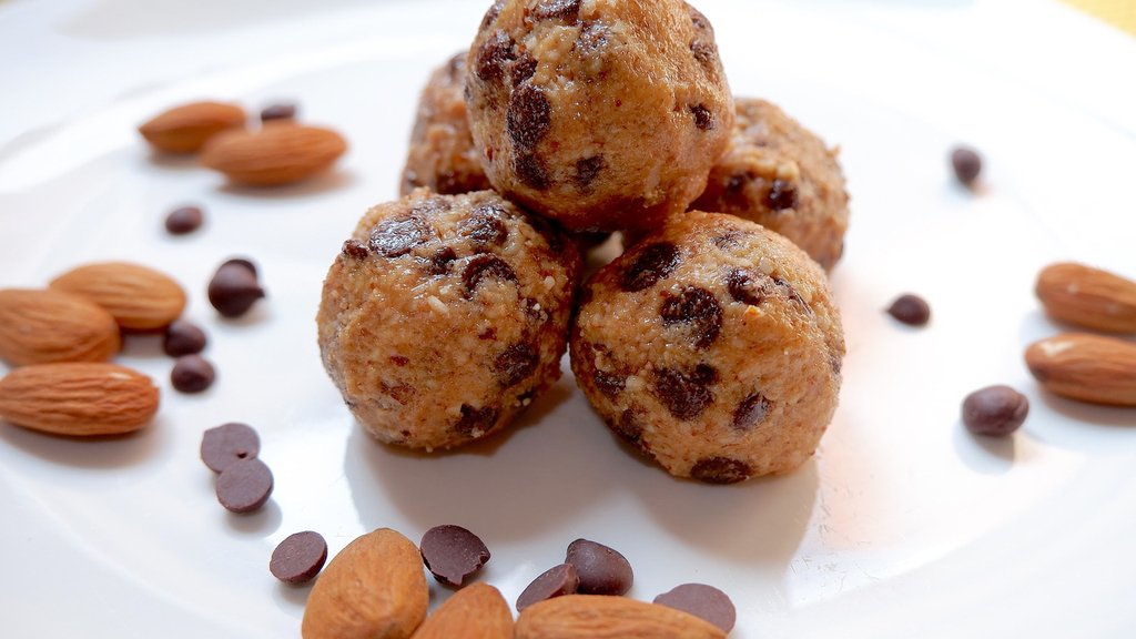 Round and Delicious Dessert Balls made with Almonds and Low Carb