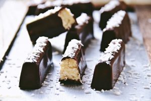 Recipe for a low carb chocolate bar that only has 4 ingredients.