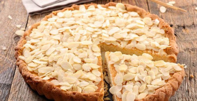 Recipe for a low carb, sugar free almond cake with 5 ingredients