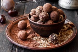 Dessert Balls made with Cacao and only 3 Ingredients.